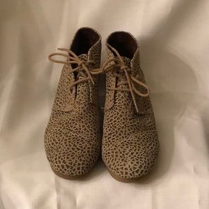 Tom’s Desert wedge booties EUC